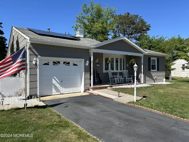 16 Brakenbury Court, Toms River, NJ 08757