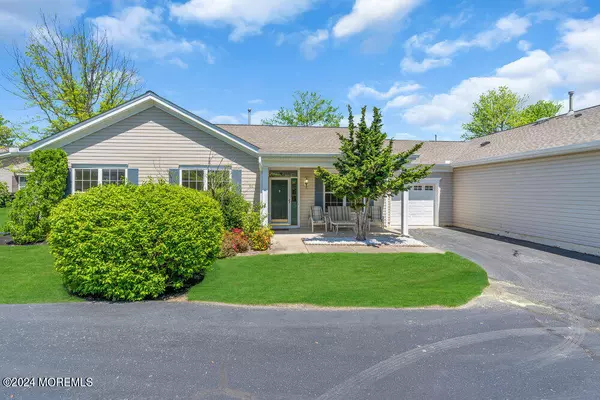 9 Autumntide Drive, Lakewood, NJ 08701