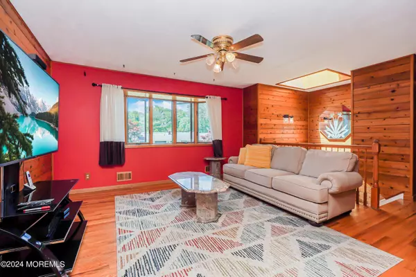 Hazlet, NJ 07730,12 Cypress Street