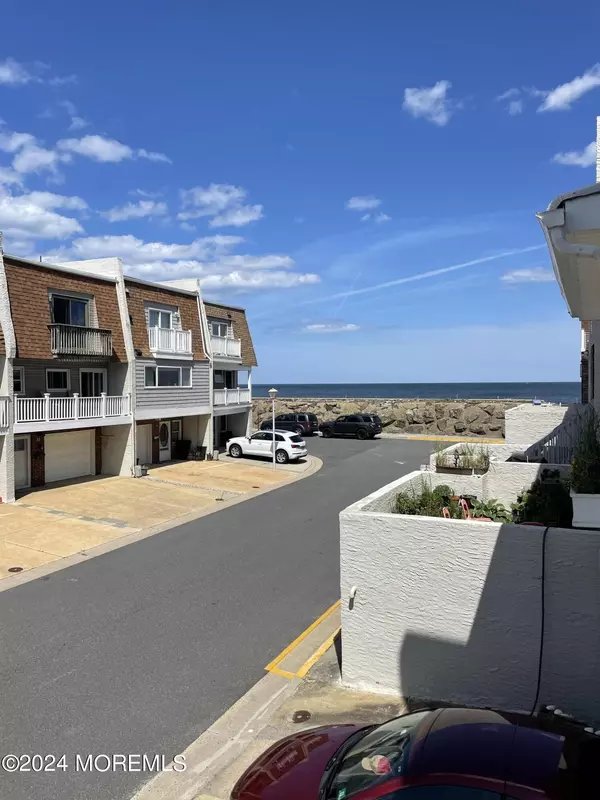 Sea Bright, NJ 07760,40 Village Road #40