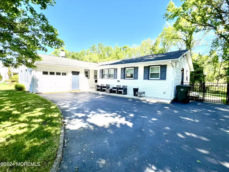 441 W Lake Avenue, Oakhurst, NJ 07755