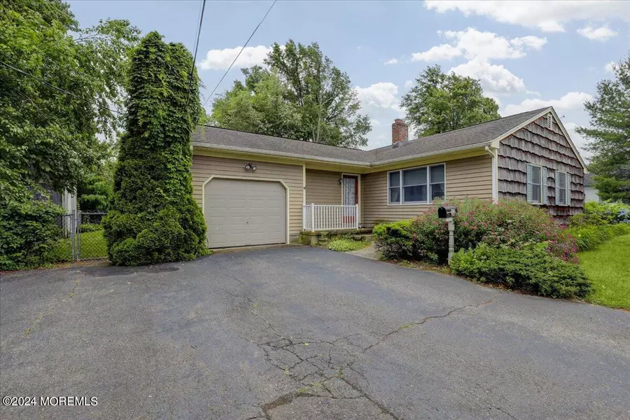 31 York Avenue, Port Monmouth, NJ 07758