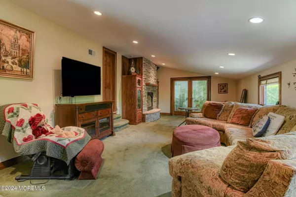 Keyport, NJ 07735,29 Woodshore E