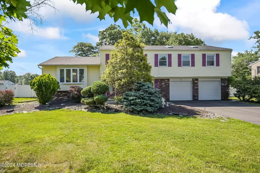 5 Little John Road, Manalapan, NJ 07726