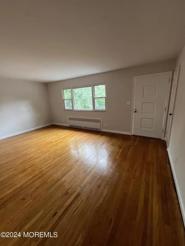 Ridgefield, NJ 07657,668 Oak Street