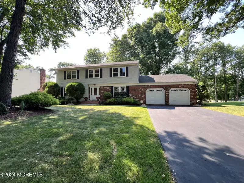 7 Blackfoot Drive, Manalapan, NJ 07726