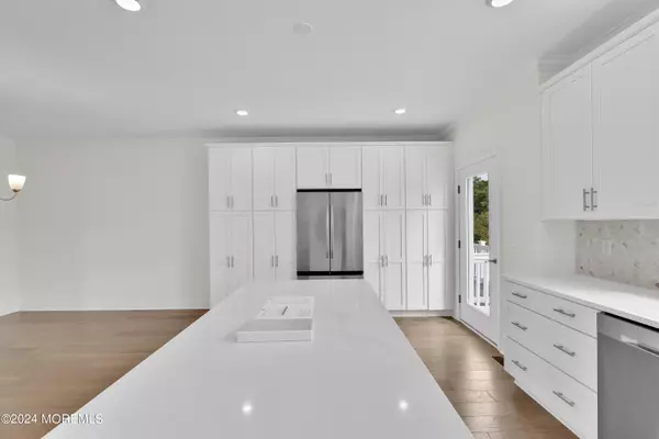 Keyport, NJ 07735,156 W Front Street #23