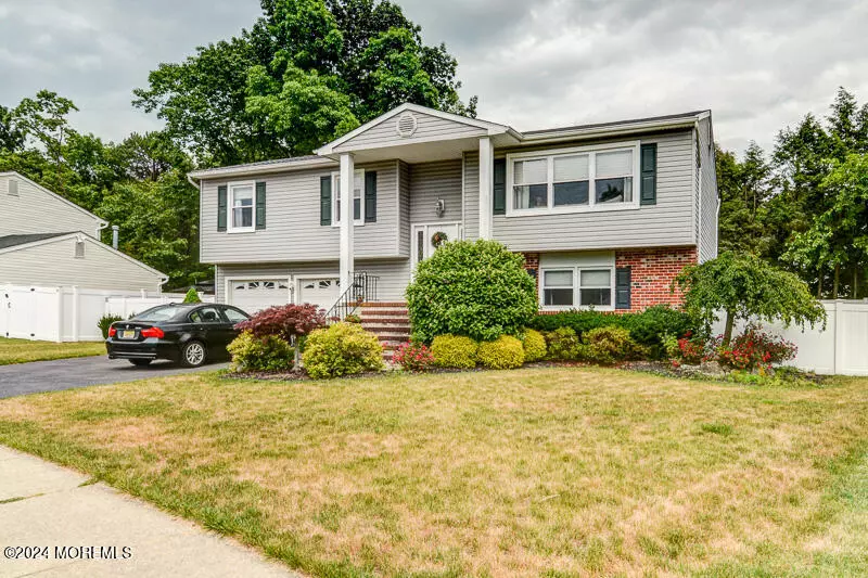 Howell, NJ 07731,19 Pine Needle Street