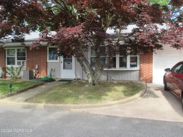 618 Huntington Drive, Lakewood, NJ 08701