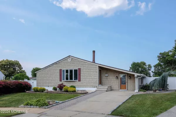 Keyport, NJ 07735,6 Woodlawn Circle