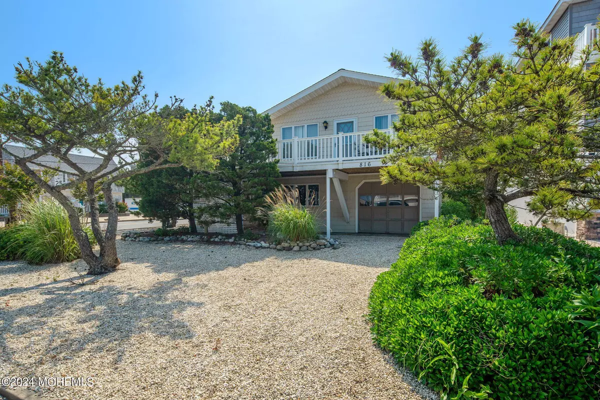 Surf City, NJ 08008,816 N Barnegat Avenue