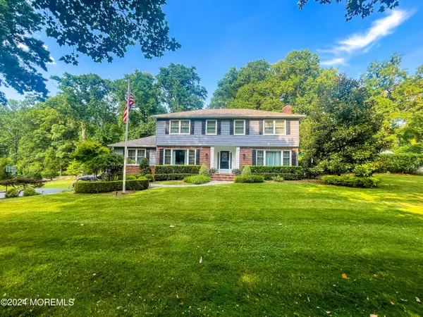 8 Briarcliff Lane, Holmdel, NJ 07733