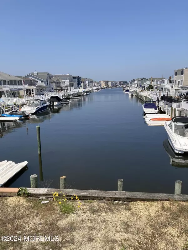 Lavallette, NJ 08735,82 Route 35