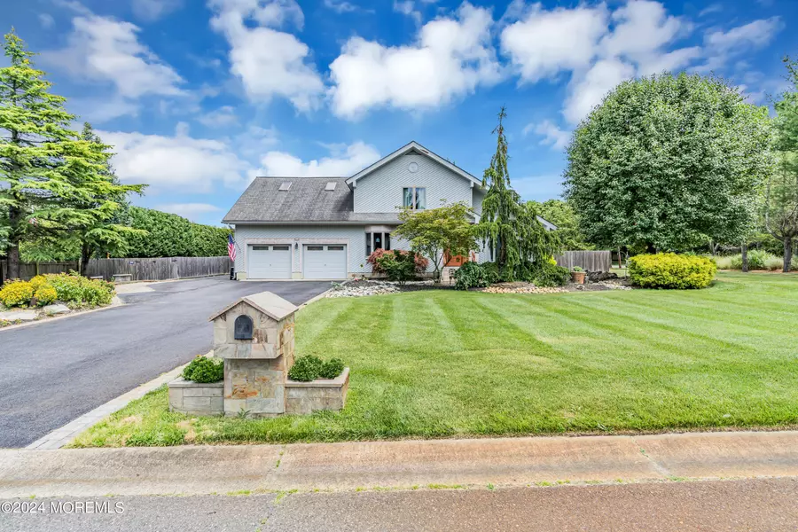 15 Mcqueen Boulevard, Farmingdale, NJ 07727