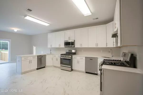 Lakewood, NJ 08701,32 Lenox Drive