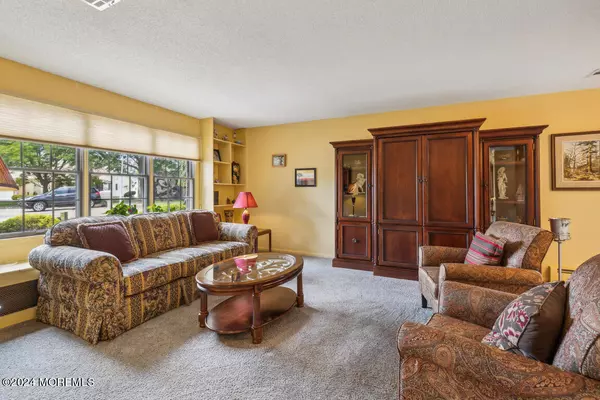 Marlboro, NJ 07746,8 Little Court
