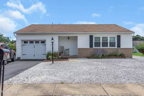 17 Wiltshire Court, Toms River, NJ 08757