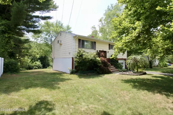 Howell, NJ 07731,34 Lake Drive