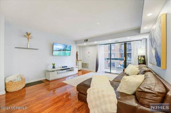 Hoboken, NJ 07030,700 1st Street #6M