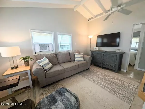 Lavallette, NJ 08735,115 W Pelican Way