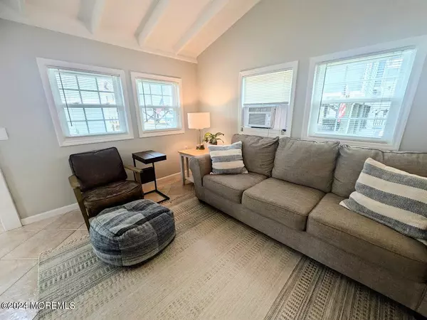 Lavallette, NJ 08735,115 W Pelican Way