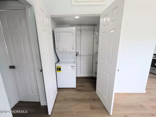 Lavallette, NJ 08735,28 E Penguin Way