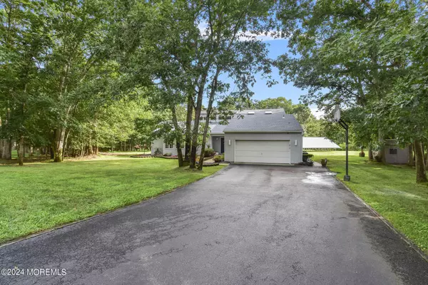 Howell, NJ 07731,8 Country Lane