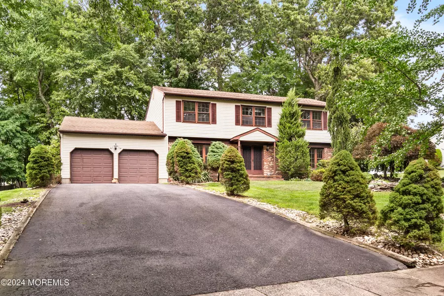 14 Blackfoot Drive, Manalapan, NJ 07726