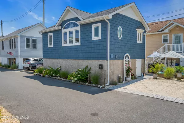 Lavallette, NJ 08735,113 W Cove Way