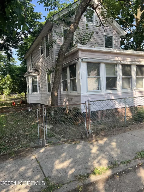Keyport, NJ 07735,23 Manchester Avenue