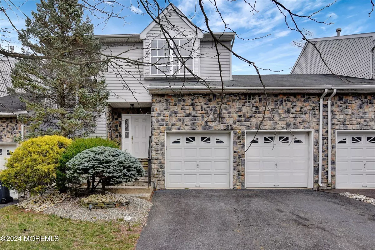 Marlboro, NJ 07746,43 Hummingbird Court