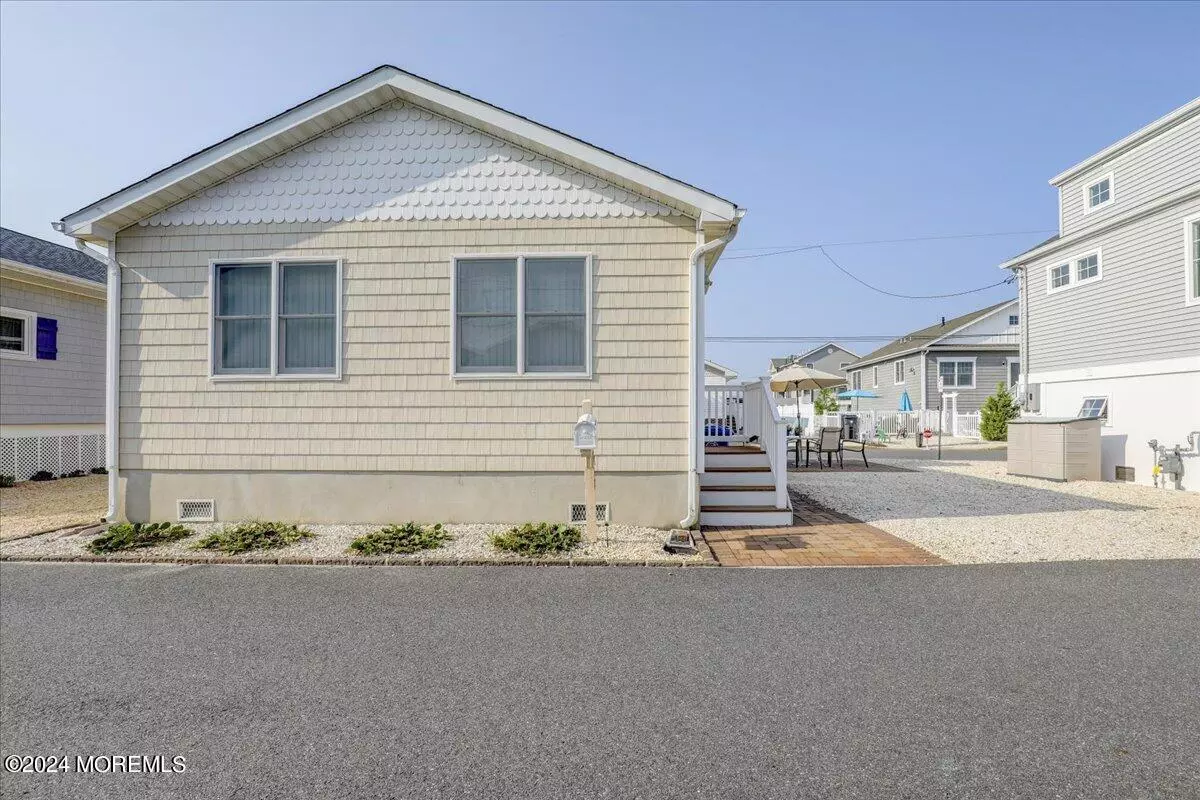 Lavallette, NJ 08735,112 W Cove Way