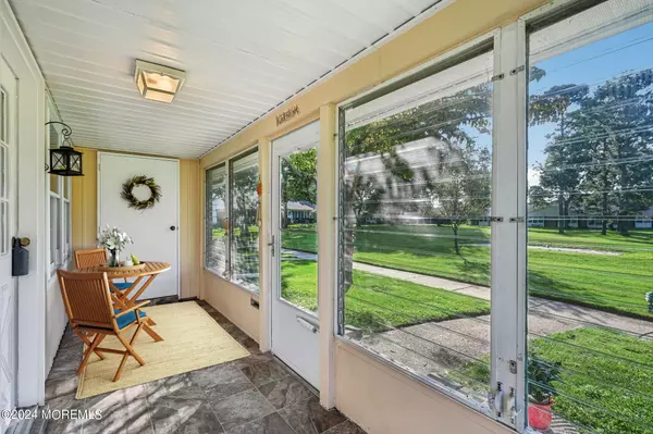 Lakewood, NJ 08701,887 Inverness Court