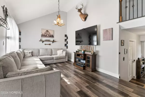 Hazlet, NJ 07730,9 Greenway Street