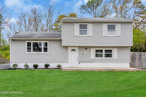 102 Cedar Lake Drive, Williamstown, NJ 08094