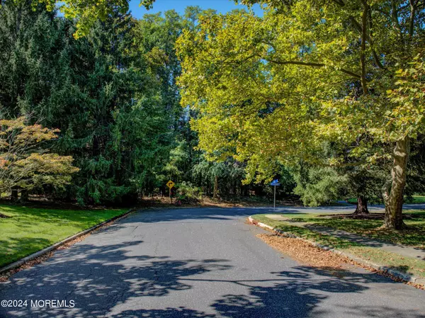 Holmdel, NJ 07733,18 Malvern Road