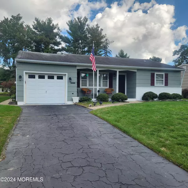 947 Edgebrook Drive N, Toms River, NJ 08757