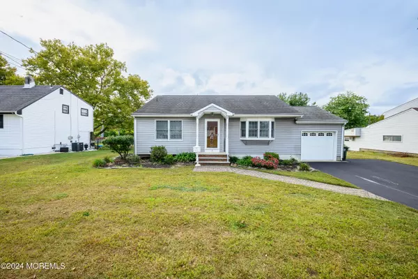 8 Parkview Drive, Hazlet, NJ 07730