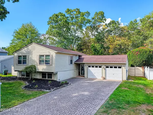 3 Cobblestone Court, Howell, NJ 07731