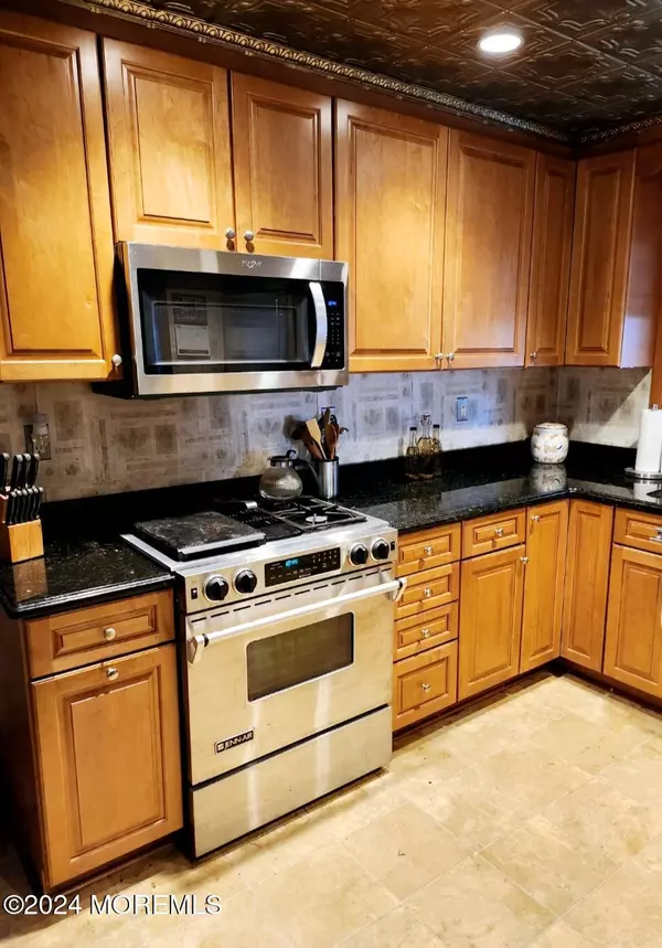 Keyport, NJ 07735,53 W Concourse