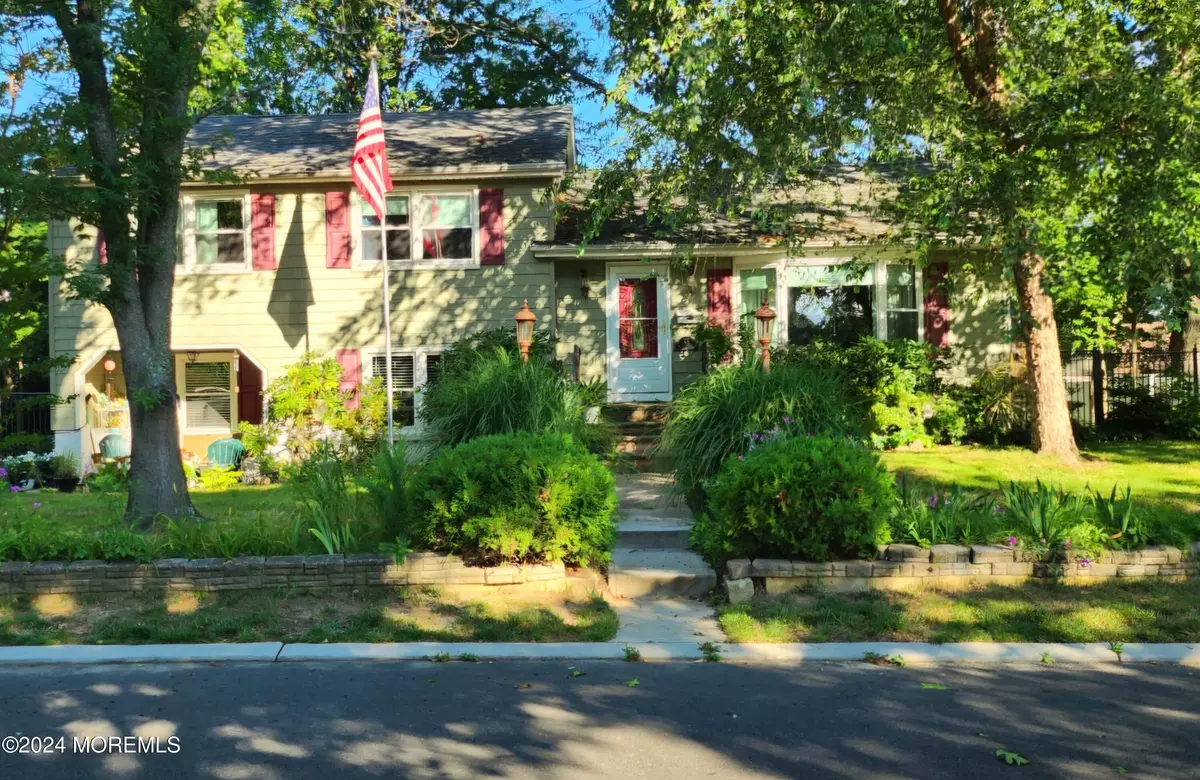 Keyport, NJ 07735,53 W Concourse