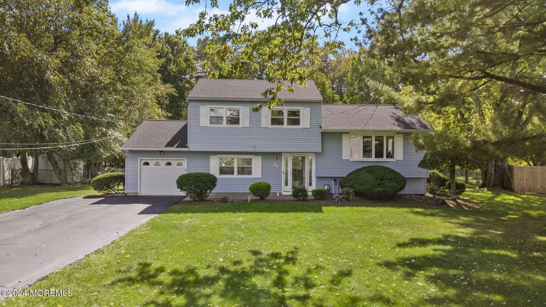 14 Whittier Drive, Manalapan, NJ 07726