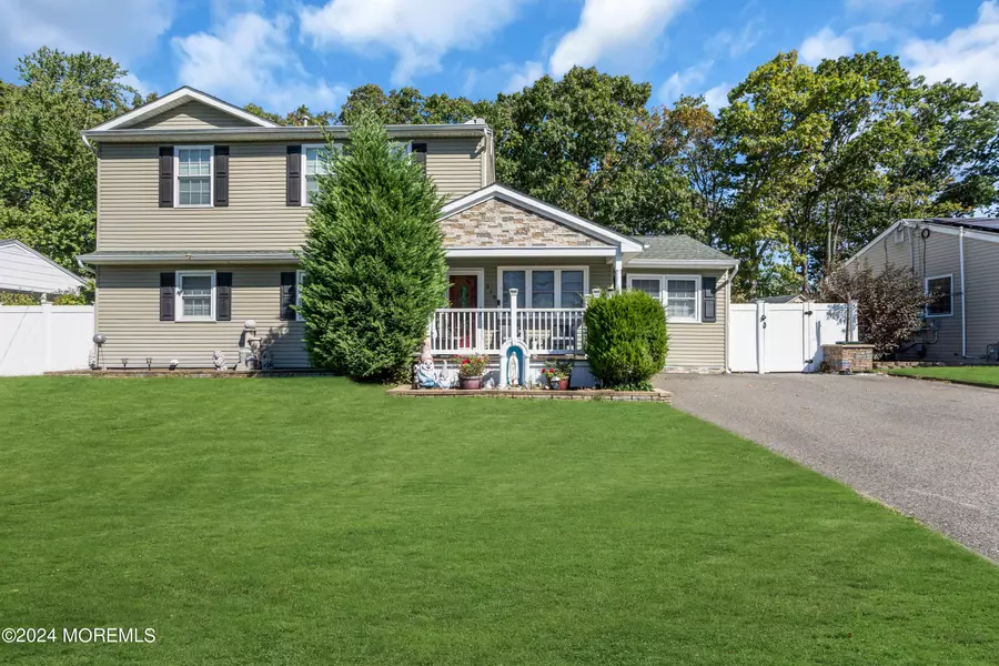 975 Mcguire Drive, Toms River, NJ 08753