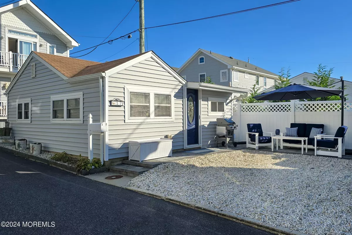 Lavallette, NJ 08735,17 E Shore Way