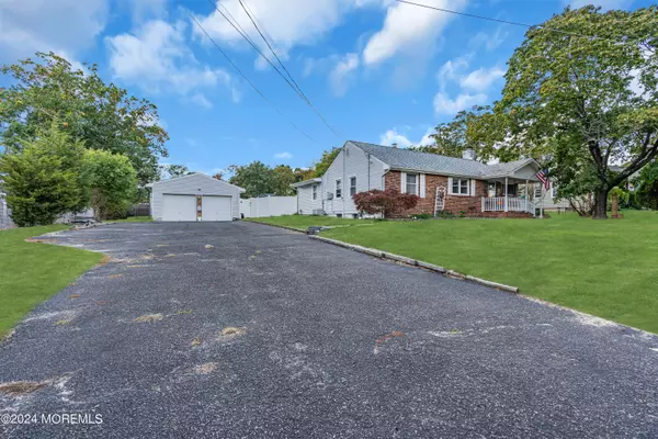 Howell, NJ 07731,13 Hemlock Road