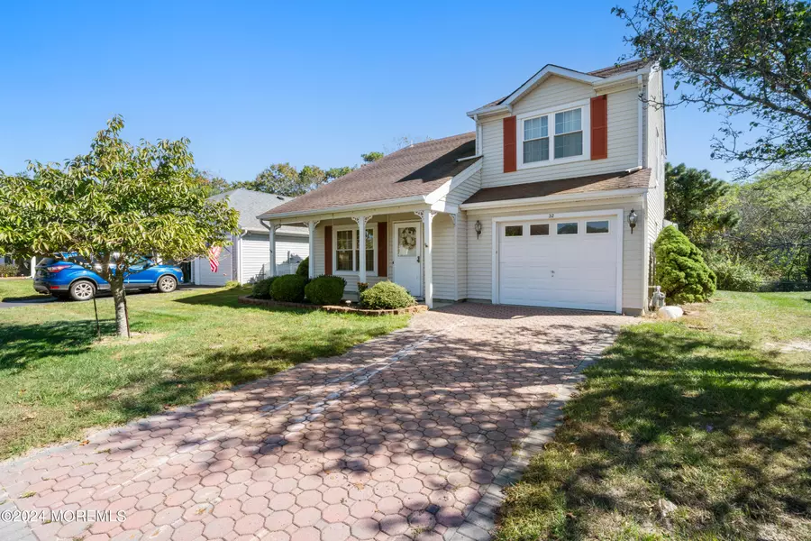 32 Pine Oak Boulevard, Barnegat, NJ 08005