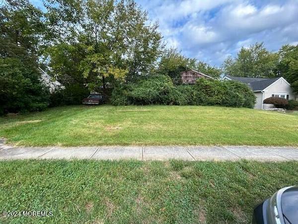 41 Avondale Lane, Aberdeen, NJ 07747