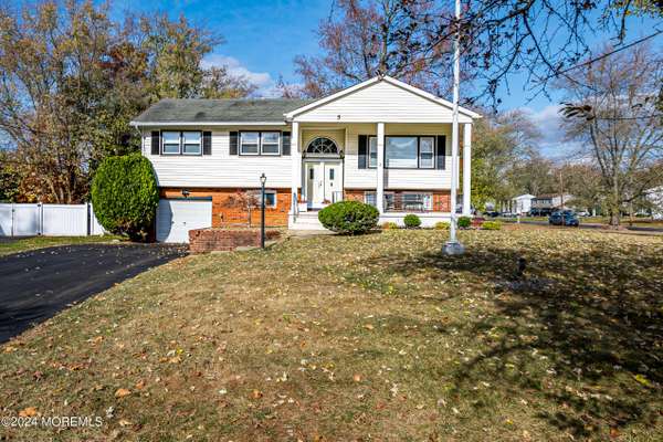 5 Whittier Drive, Manalapan, NJ 07726