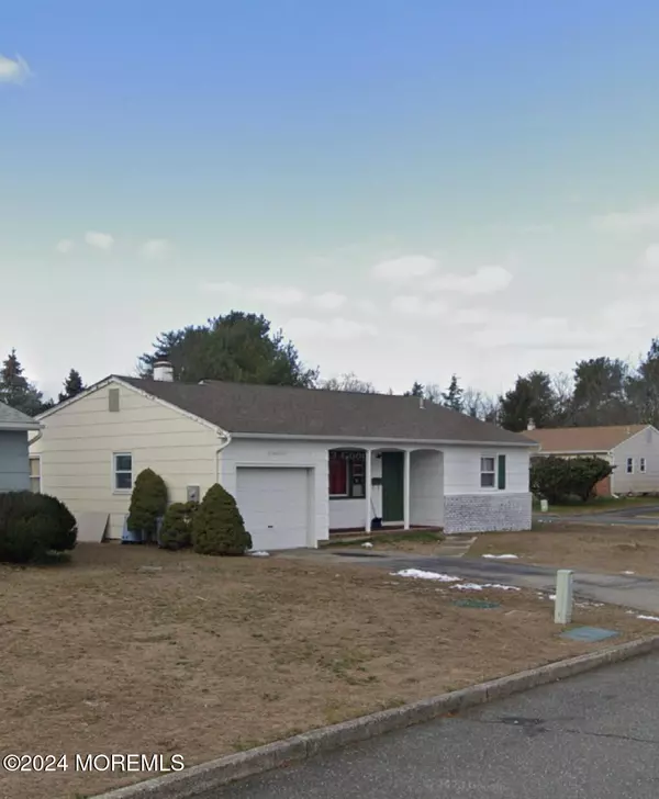 41 Stanford Drive, Toms River, NJ 08757