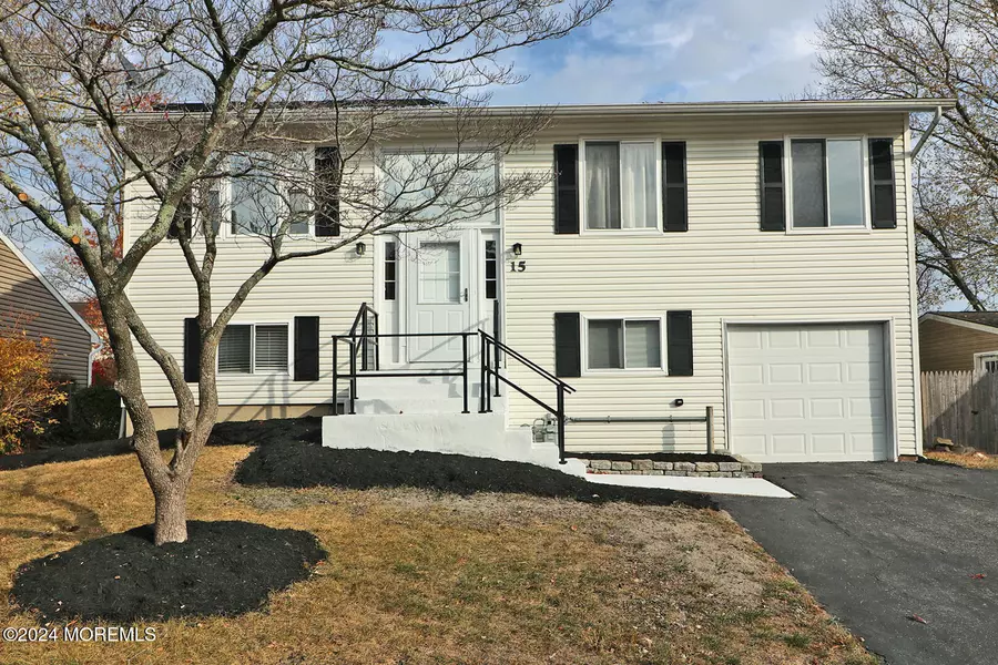 15 Commodore Court, Barnegat, NJ 08005